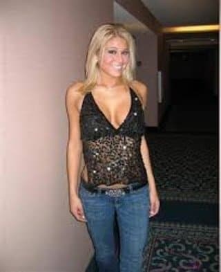 Click to view full size This G G W flasher is wrong about her body. She has a nice ass but her best feature is that pussy!