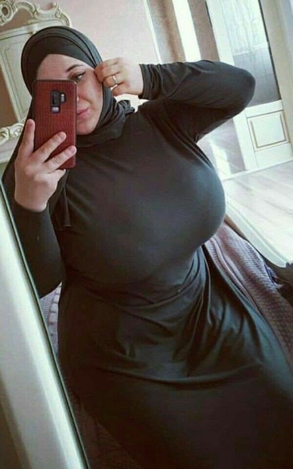 Hijab arabian milf in street ?hidden camera