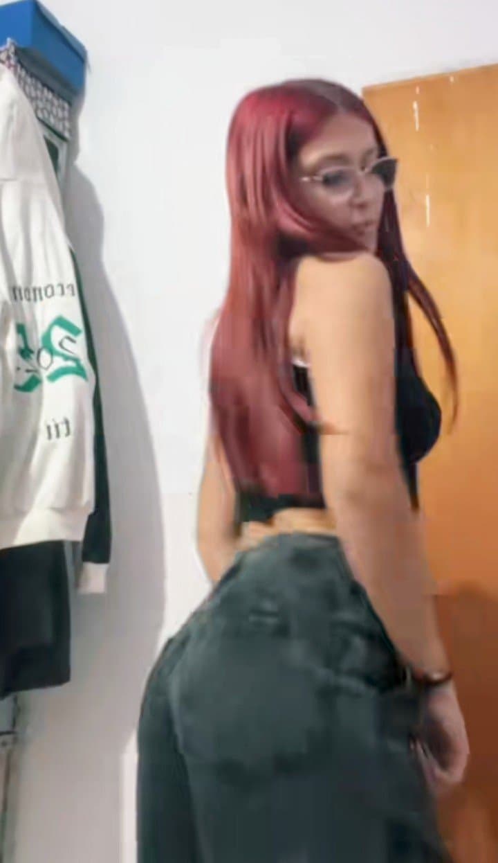 adicta al semen, le gusta rellenar su ano de semen asta quedar satisfecha y gote el semen de este