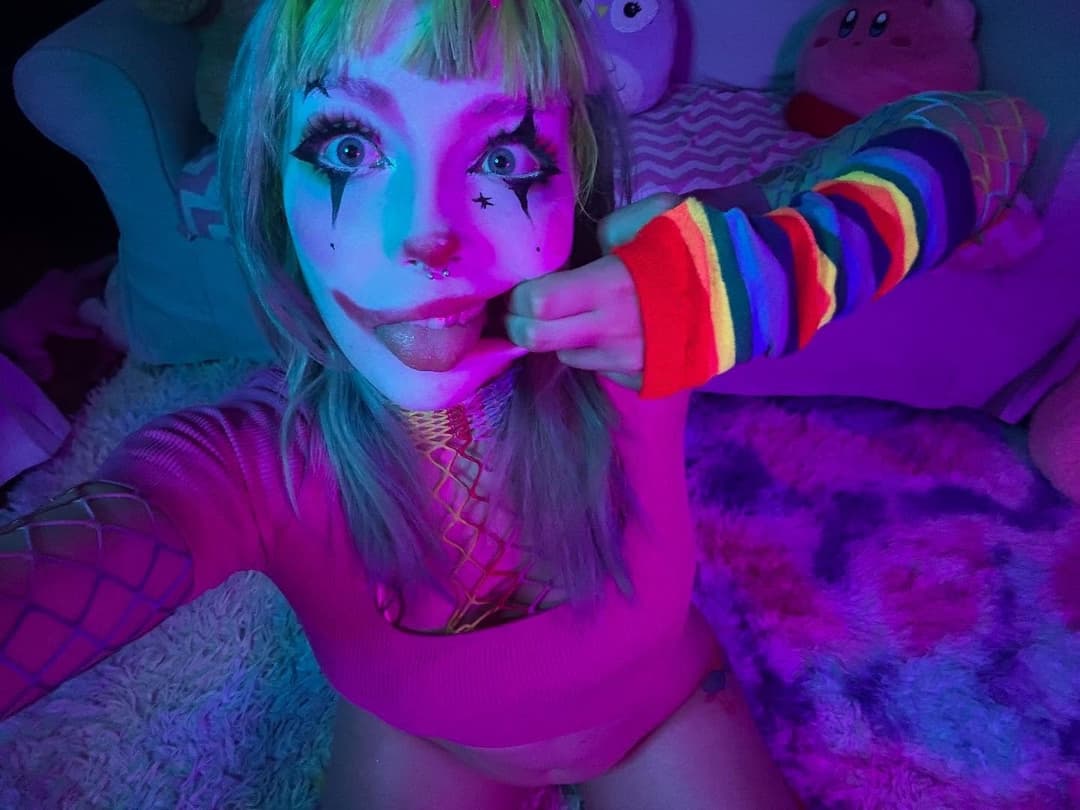 Nymphomaniac can’t stop deepthroating her fav toy.