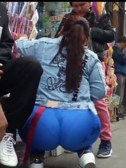 Click to view full size Mega culona en la calle ?