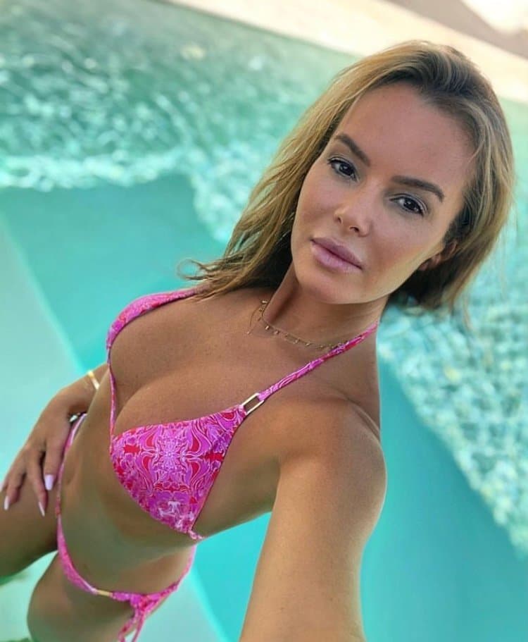 Amanda Holden Hot MILF gets Cocked and Blasted in Pink Bikini Legs and Heels ??❤️???✊????