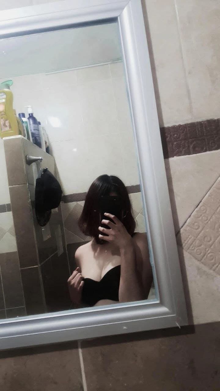 Egirl shows her tits