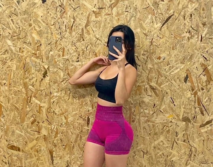 Teen slut loves to show her ass. Girl with fat ass, tight pussy and nice tits. (no nude)