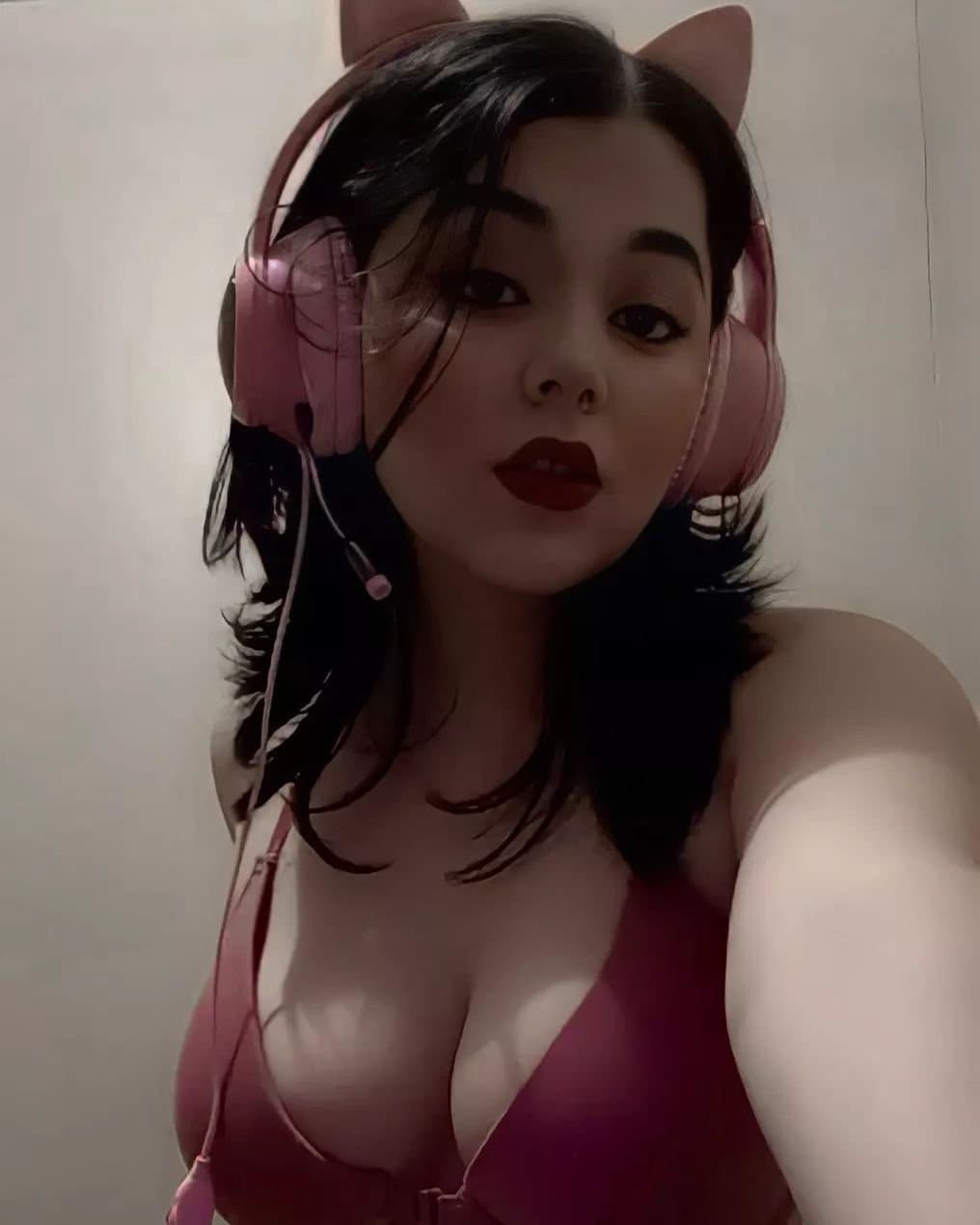 Big Tits Thicc Latina Touching Herself