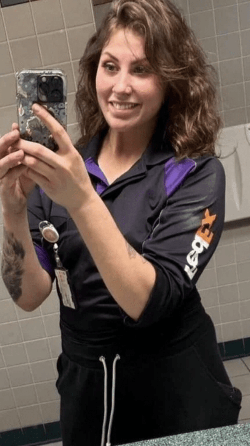 Delivery driver makes herself useful. Give her a back door delivery