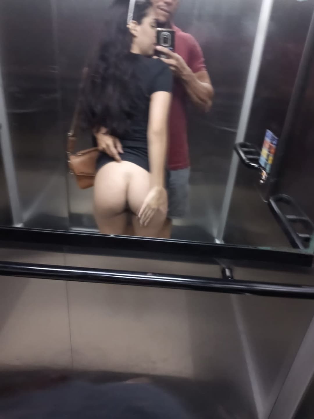 Magrinha sem calcinha em público