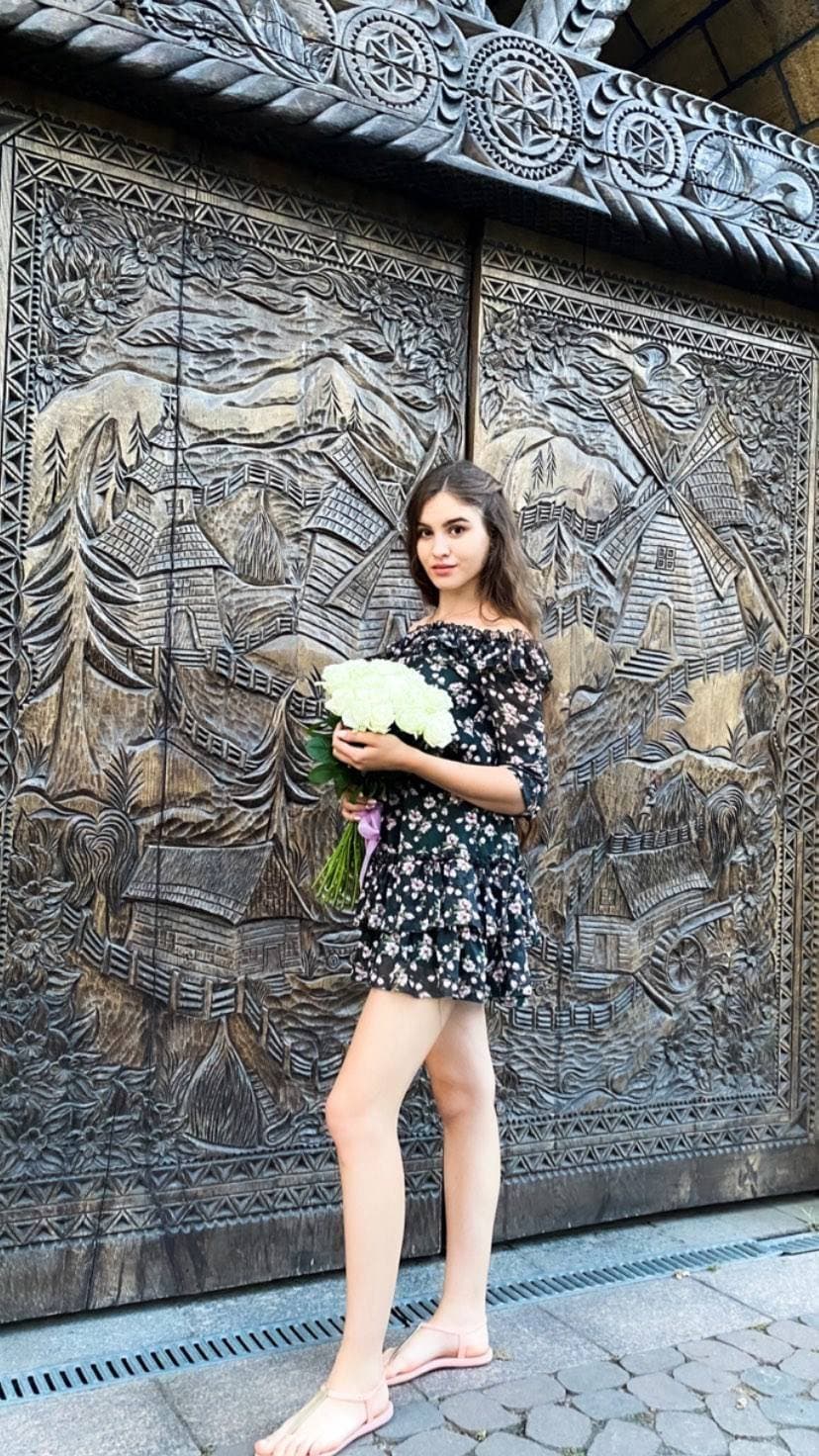 Hot slut - sexy feet. Foot fetish legs. high heels