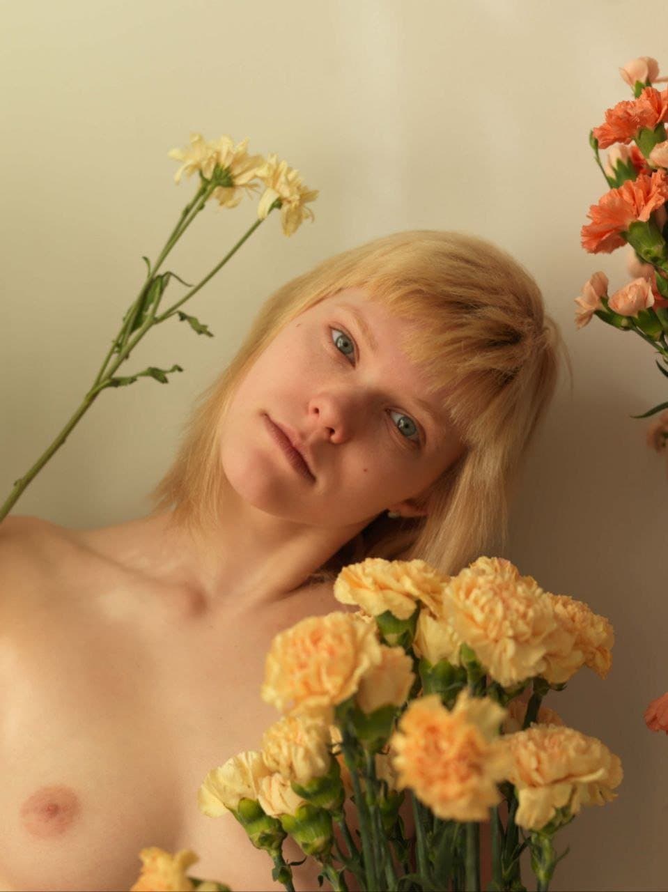 Model takes off her clothes, goes nude to try advance her career