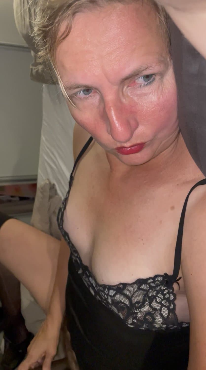 Dutch hotwife Anna spreading & dildoing pt2