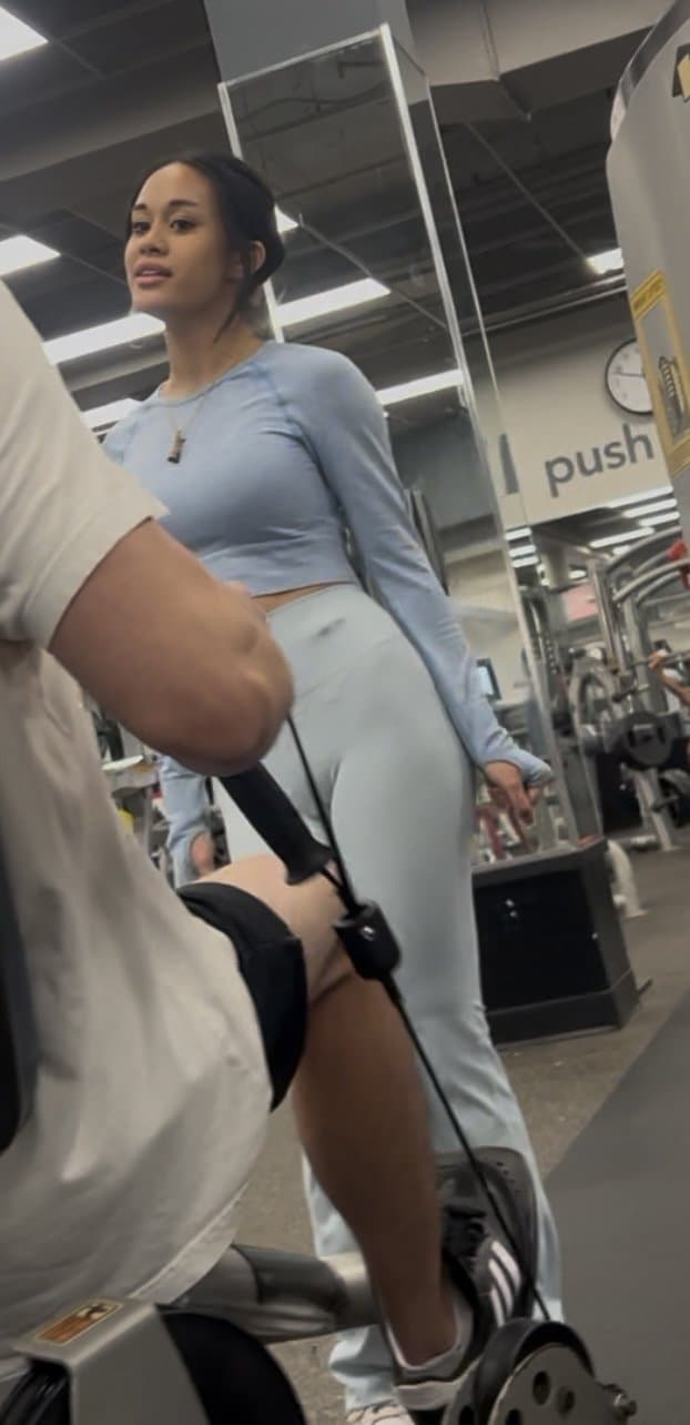 Thirsty gym babe showing off her g-string cameltoe. It was up her pussy ! Like & comment if u enjoy!