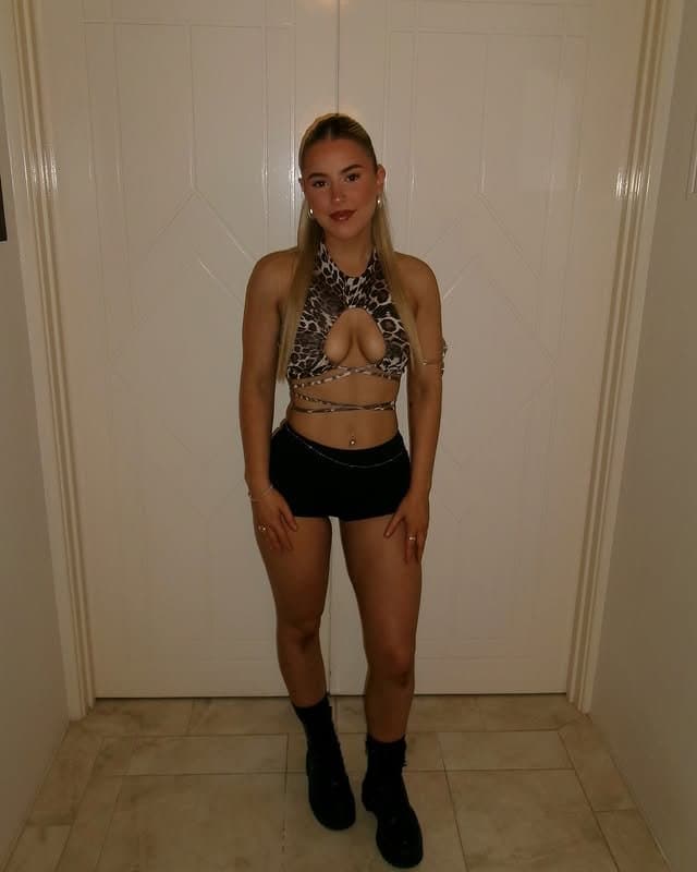 Sexy busty blonde teen Ashlyn