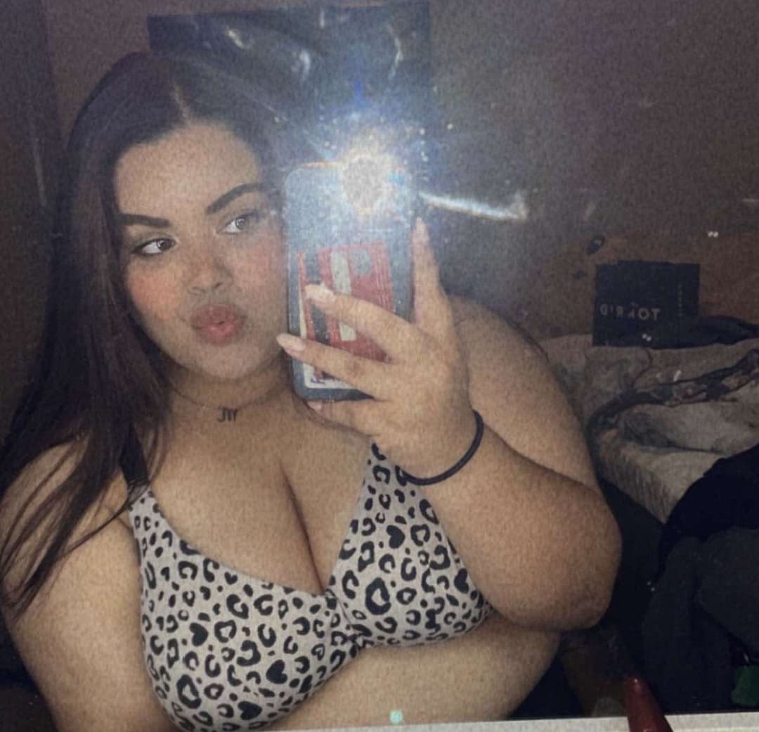 Big titty Latina with some fat lips