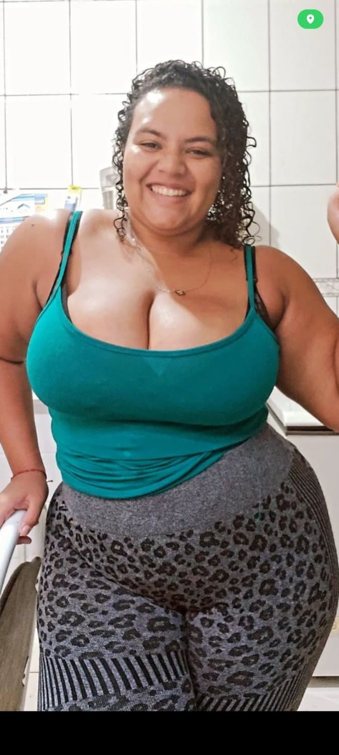 Click to view full size PEITUDA LEITEIRA bem cavalona, peituda de mais, aí deve gosta de da uma mamada na rola