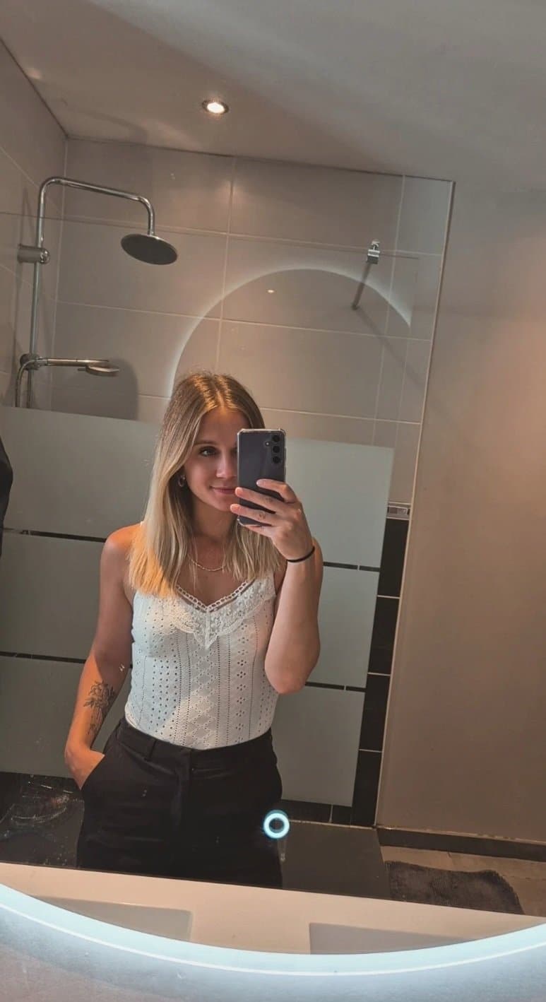 Skinny chienne française exposé