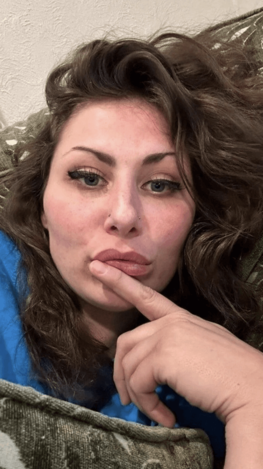 Delivery driver makes herself useful. Give her a back door delivery