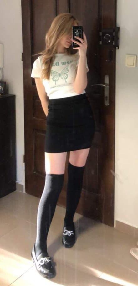 Click to view full size 18yo Skiny Teen with Long Legs