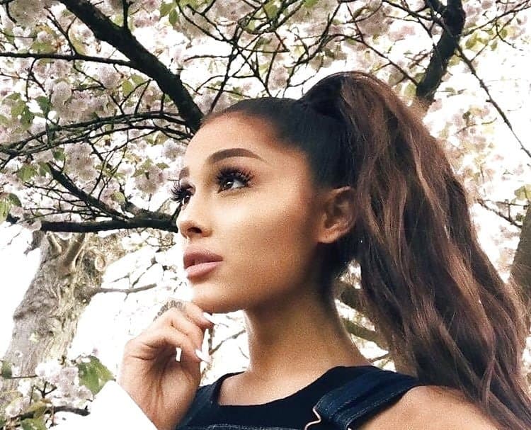 More Ariana Grande face/lips porn to goon to ?