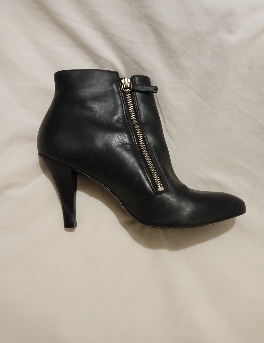 I stole mommy clothing to jerk of - J’ai volé les habits de maman pour me branler