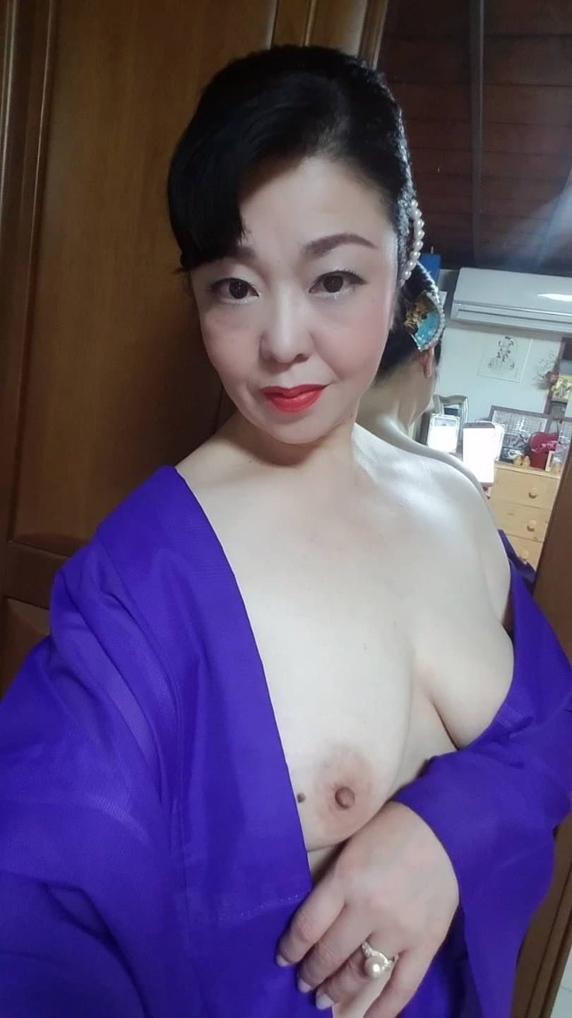 Japanese Beauty Mature Woman Purple kimono