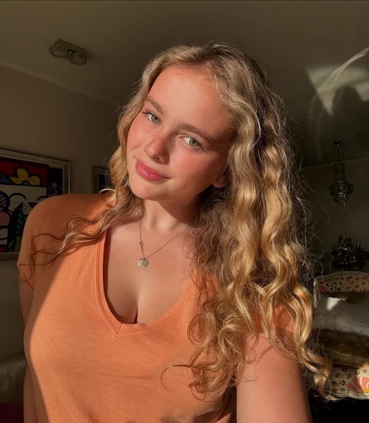 La puta tetona de Giulia, esta recien desbloqueada con 18?lista para recibir una cogida brutal