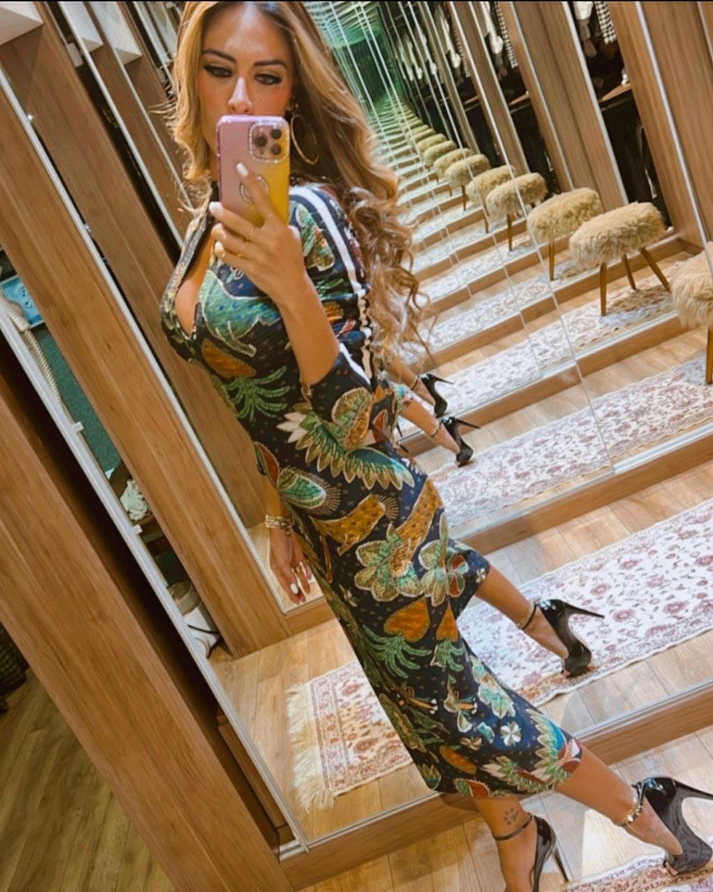 Loira gostosa, deixa todos de pau duro