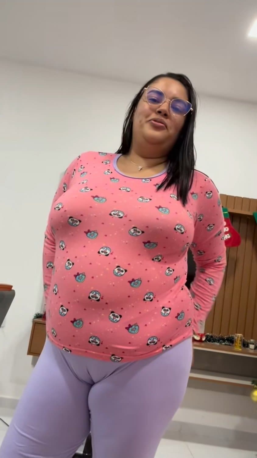 De pijama sem calcinha bucetao partindo delicia