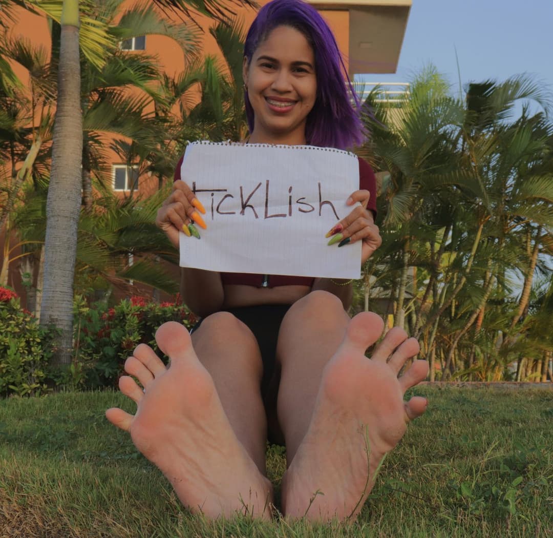 Amateur Latina Feet Catch Cum (AI Cum On Feet Template)