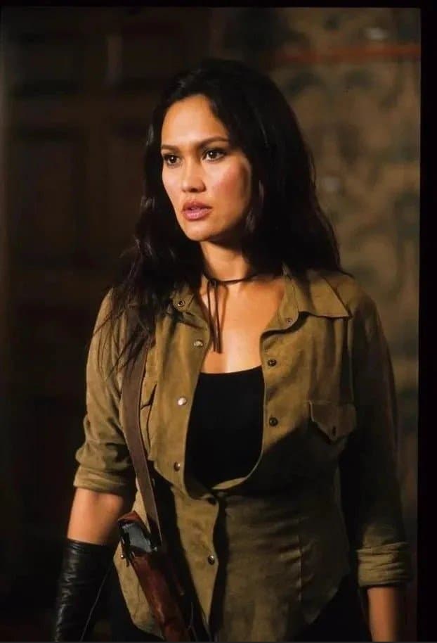 Actress Tia Carrere is your Asian dream woman. This curvy biracial retro celeb is a natural beauty