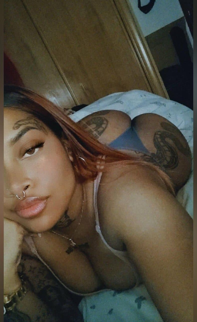 Morena tatuada y culona muy guarra