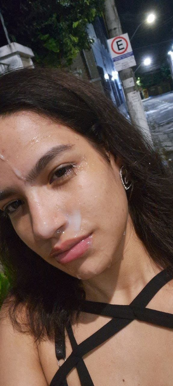 Tomou gozada na cara e saiu na rua com a cara cheia de porra
