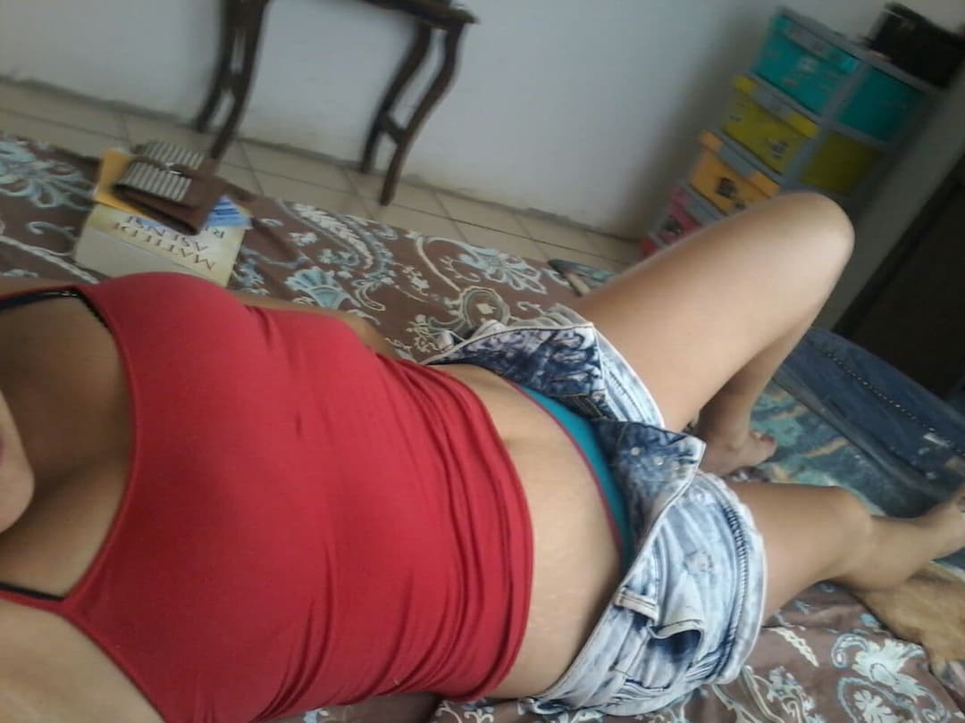 Madura culona tica con 2 amigos de la hija