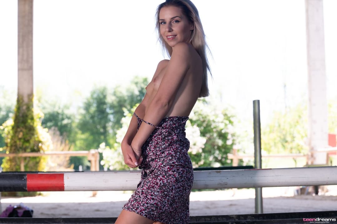 Dee - Sexy dress outdoors