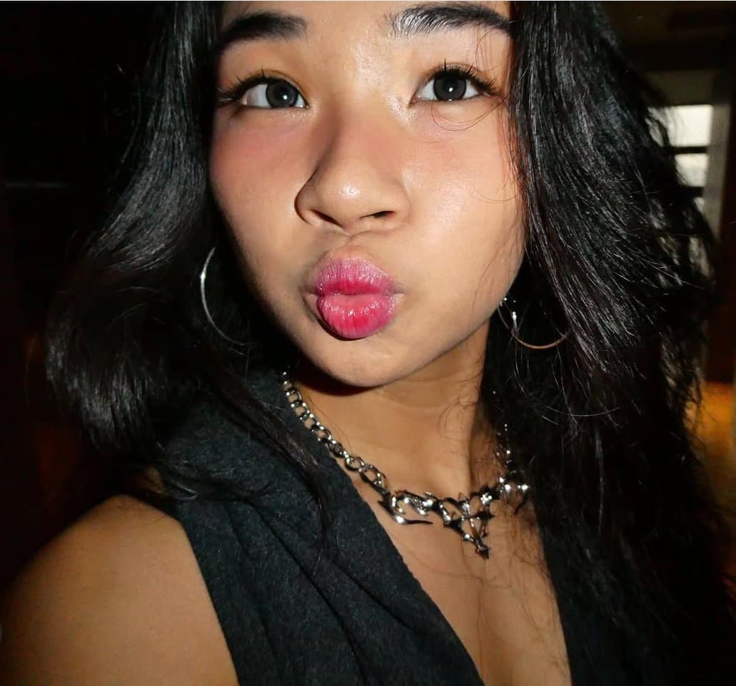 Clapping SG girl cheeks