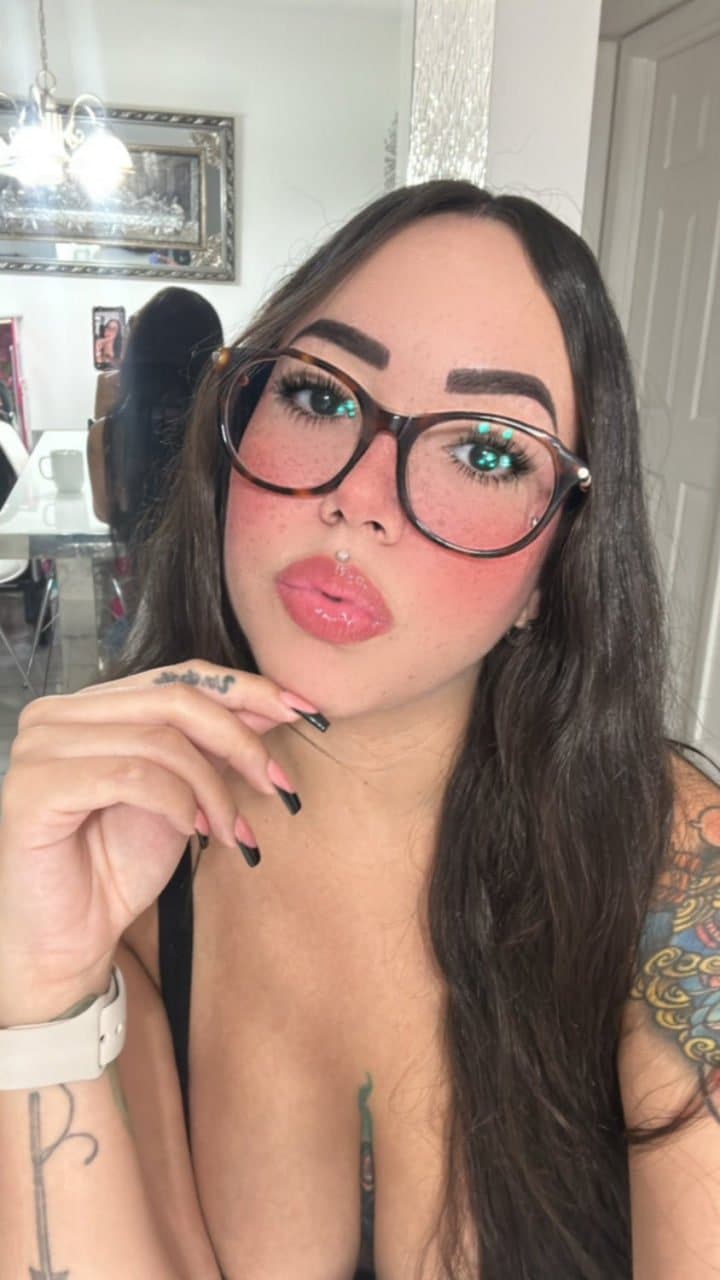 Vazou novinha safada mostrando tudo em livezinha