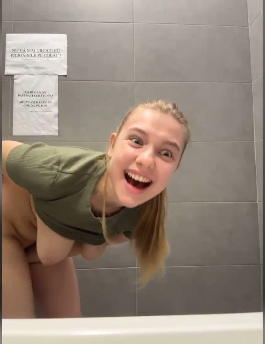 Click to view full size Loirinha loirinha vazou no banheiro