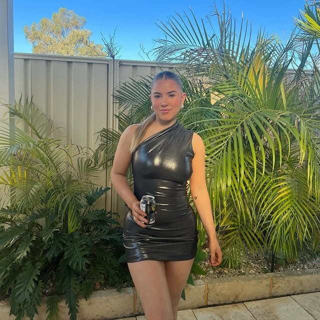 Sexy busty blonde teen Ashlyn