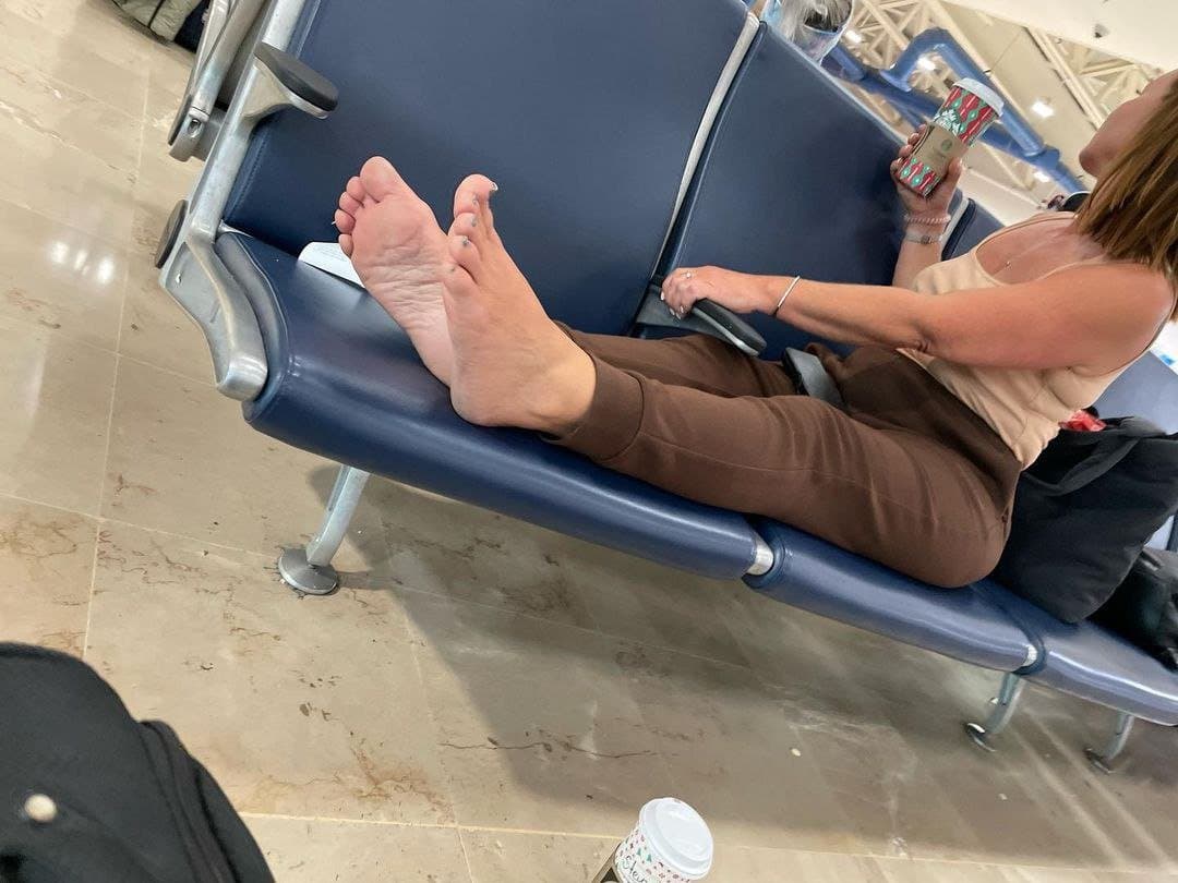 Public barefoot Creeping