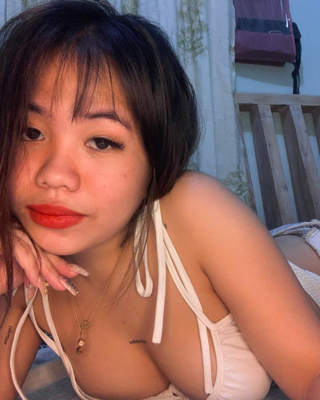 Pinay slut likes to show off her body on social media