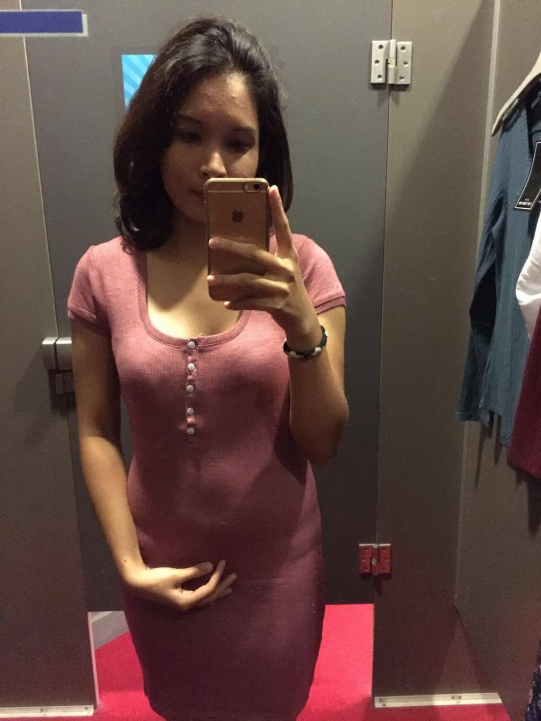 Singapore office lady can’t resist nude selfie in the changing room