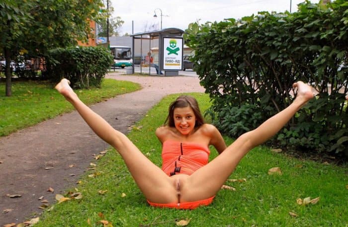 Bottomless Girls In Public 8