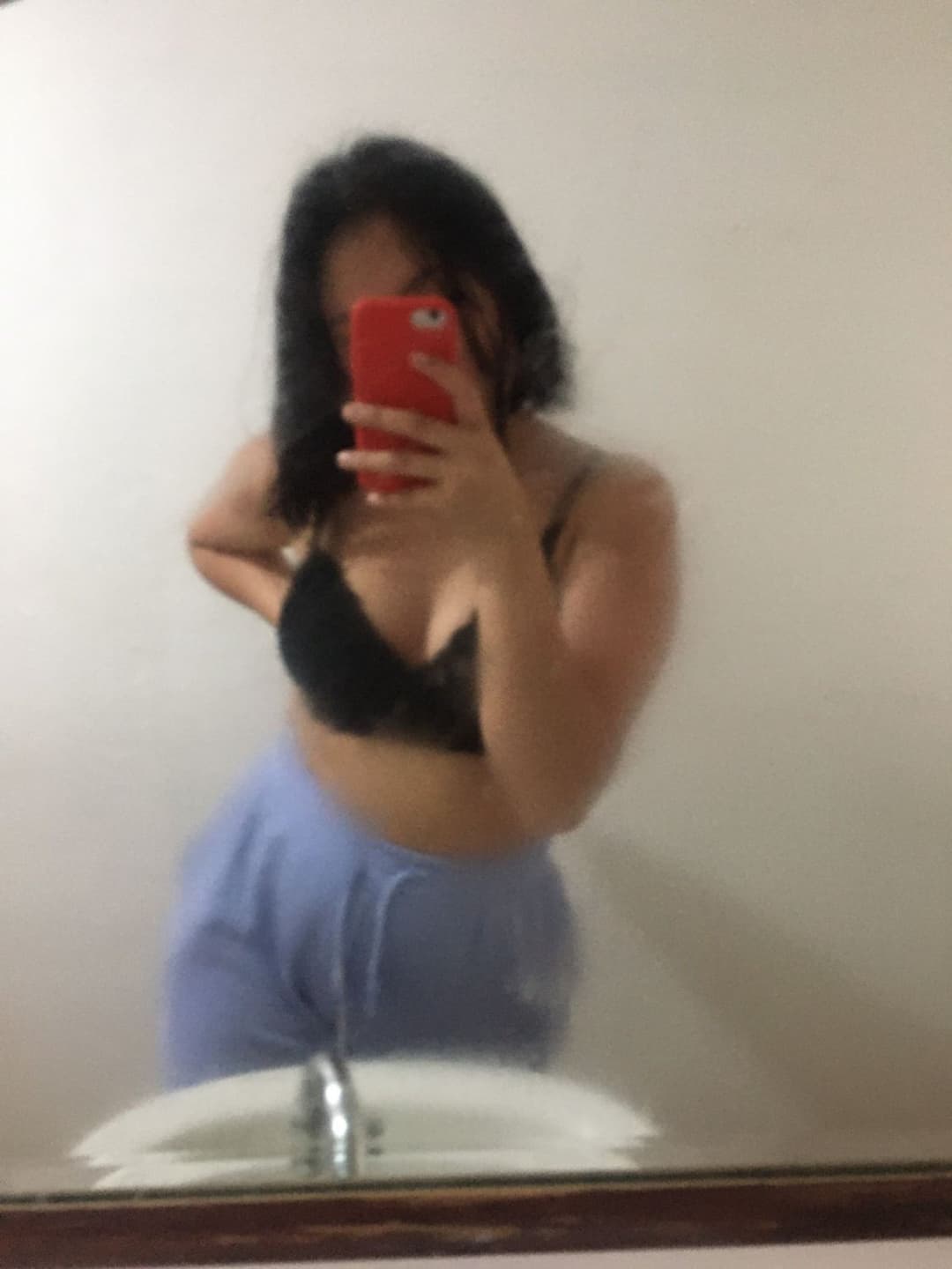 Click to view full size Otros de la morra tetona de pezones grandes y perforados es una perraga de vagina morena