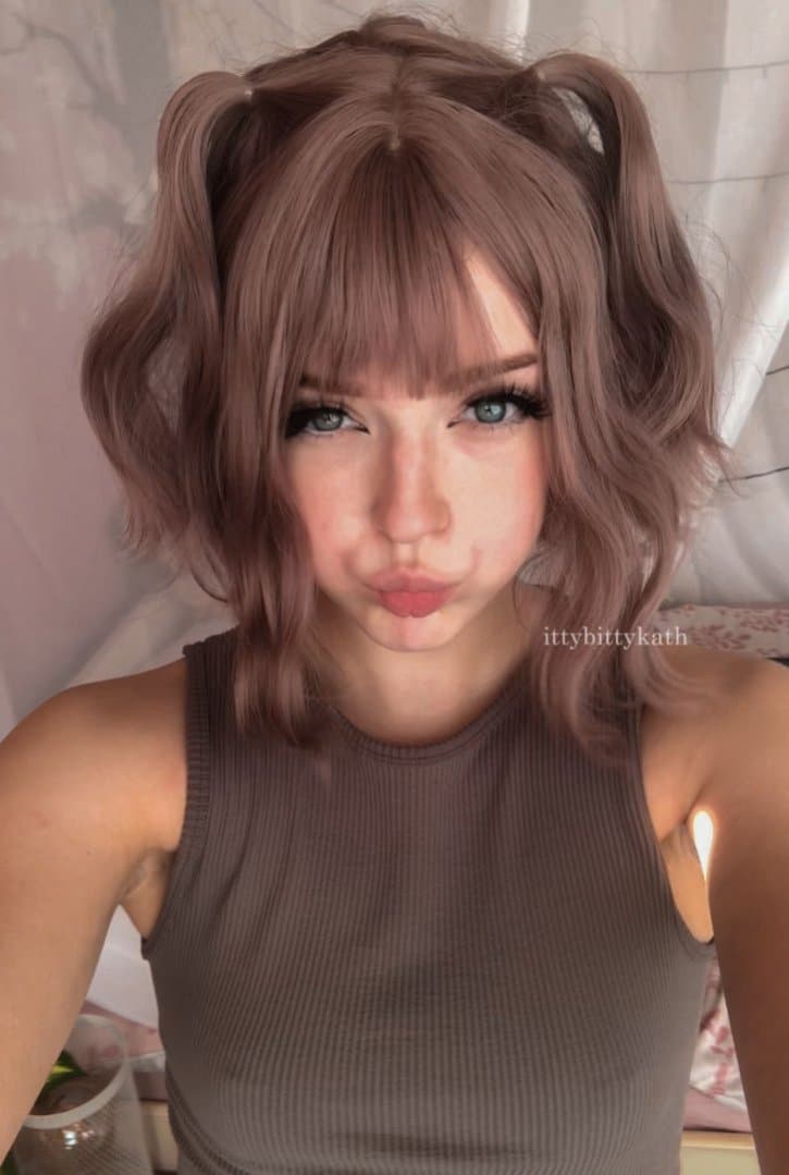 Alt girl likes to go deep.