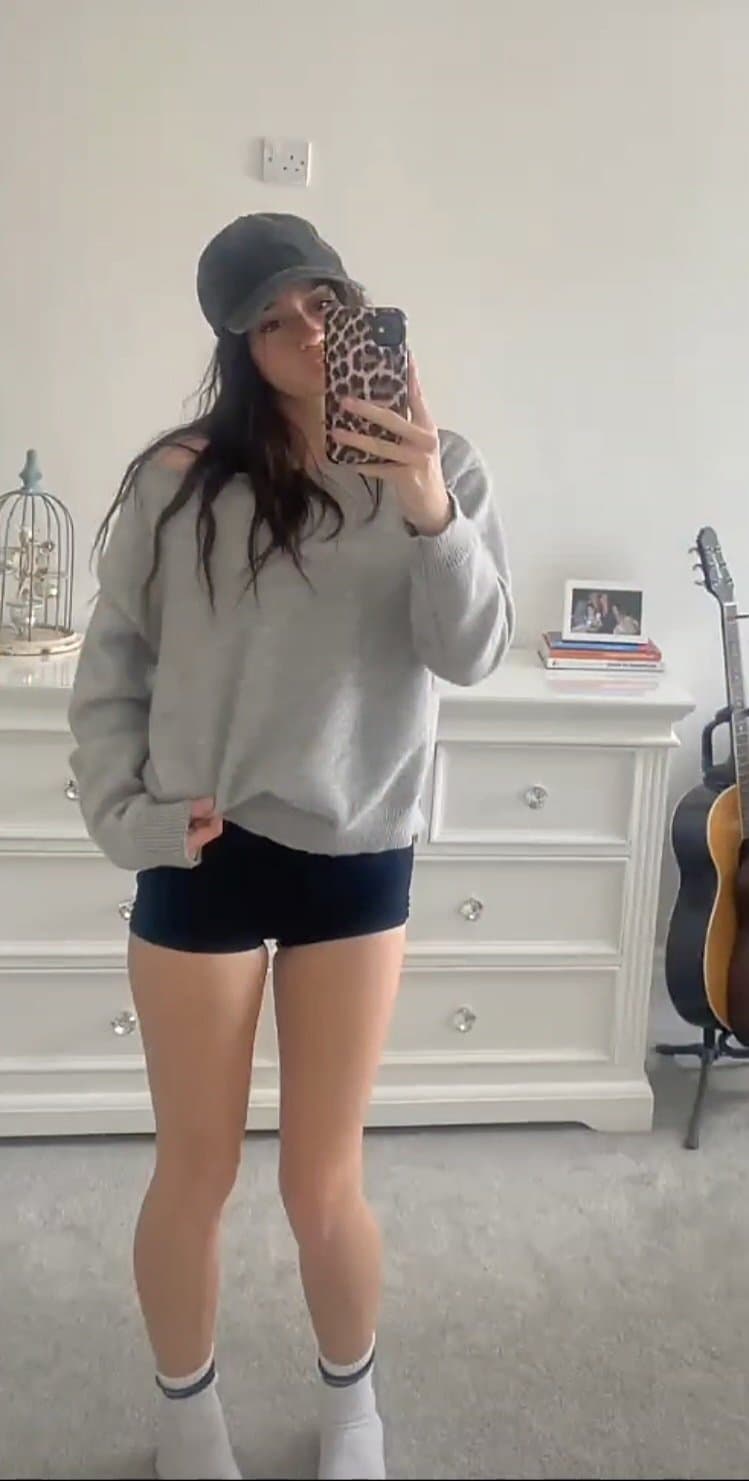 18yo Annabel loves to show off her teen body ;)