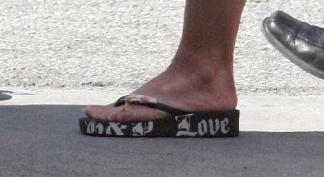 celebrities platform flip flops