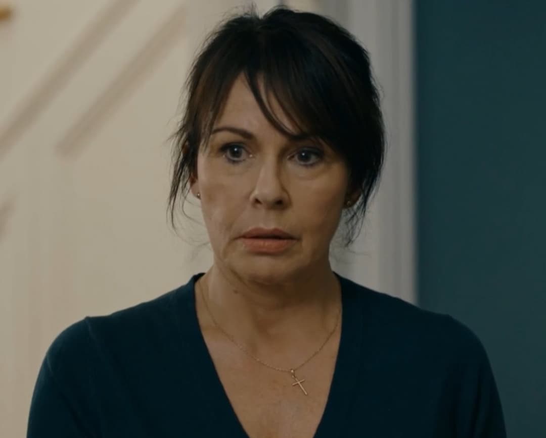 mom and daughter’s boyfriend home alone (Julie Graham, Penace)