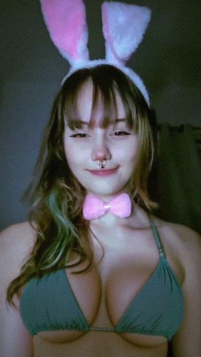 Coelhinha novinha vazada batendo siririca