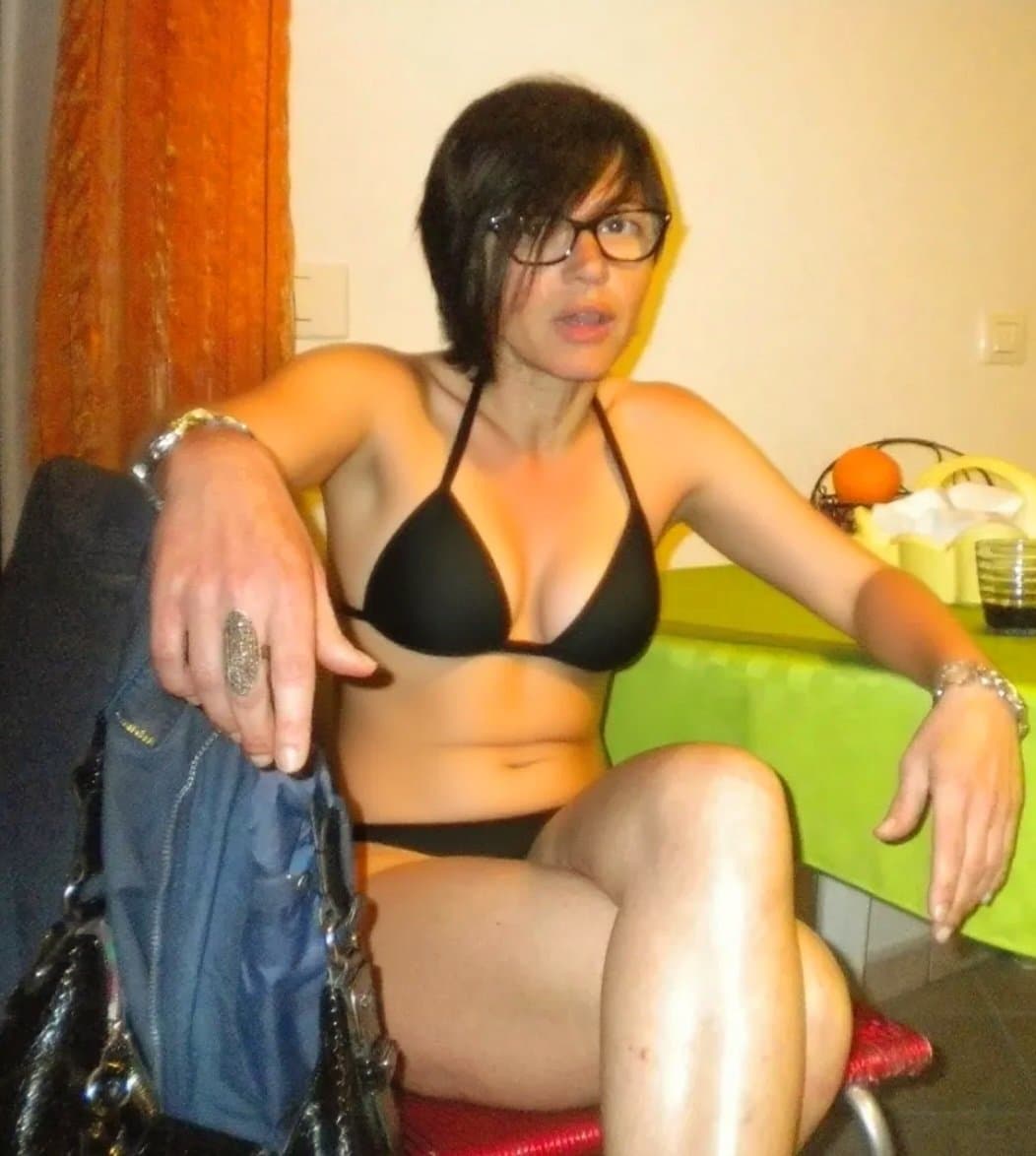 Elena la puttanona pompinara succhiacazzi di mia moglie