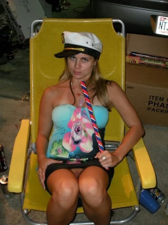 She went to a party without panties before fucking and showing her broken ass