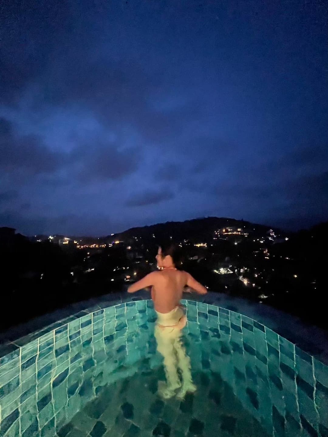 Japanese girl loves Indian men shows sexy feet and soles cheat on me in India and wears short bikini